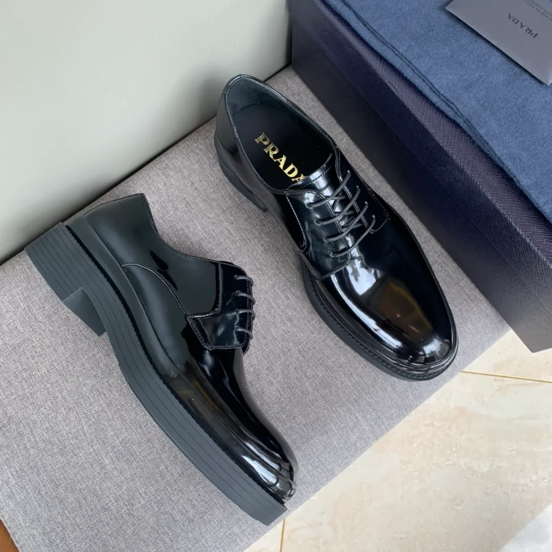 Men's shoes 💰860 hot recommendation ✨PRADA Prada's top purchasing quality imported upper with color-brushed open edge beads carved toe design cowhide lining private molded TPU outsole non-slip, wear-resistant and elastic fashionable and versatile black gray blue burgundy 39-44 in stock (38, 45 customized, non-refundable)